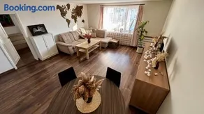 Cozy, modern home with yard near airport &shopping - Image 1