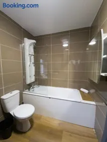 Mega Value Stay - 7 Beds, Keyless Entry, City 5 min walk BY PROPERTY PROMISE - Image 4