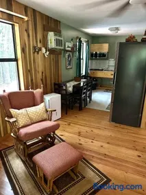 Peaceful, cozy cabin in the woods - Image 3