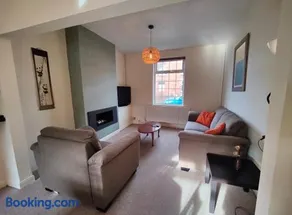 Victorian Semi Detached House behind the High Street - Image 2