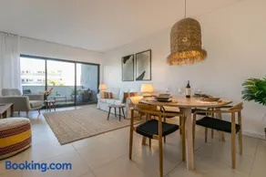 Luxurious and Bright Marina Village Apartment - Image 1