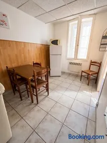 Appartement charmant à Néris-les-Bains - 30 m² - Jardin privé - Image 2