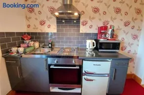 Suite style Apartment near Lyme Regis with Kitchen, Dining area, Settee Sofabed - Kingsize Bed with Double Bath & Shower En-Suite - Stunning Countryside Views - Free WiFi & Parking - Tea Room opposite serving local produce - Image 2