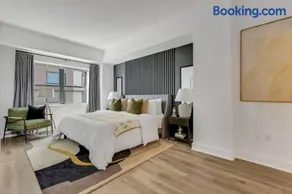 Penthouse Perfection with Unmatched Skyline Views - Image 3