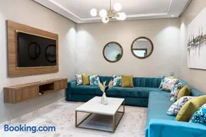 Cozy City-View Apartment in Vibrant Downtown - Image 3