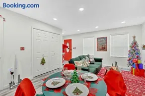 Christmas Themed Getaway in Bristol HOT TUB - Image 4