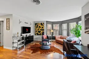 Luxe 2BR 2 Bath Prime Uptown with Free parking - Image 1