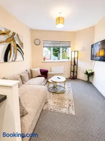 SwankyApartmentNearM5withParking - Image 5