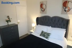 Cozy 3 Bedroom Home with Garden & Free Parking - Milton Keynes - Image 4