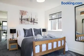 Colby House with Private Parking - Image 4