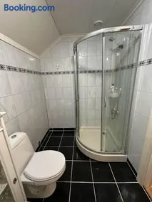 Comfortable room - Double bed - Private bathroom - Free parking - Shared kitchen - Bus stop and store 2 min walk - Image 5