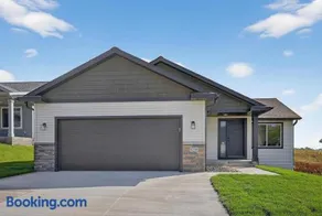 Cozy 4 bedroom house with 3 full bathrooms - Image 1