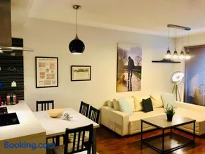 BL Luxury Apartment, 24hr Self Check-in, Free Private Garage Parking, Panoramic Views from Balcony, 5 minute walk to City Center - Image 3