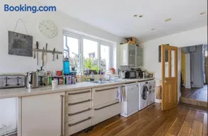 Spacious Double Bedroom - Image 5