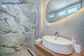 Mićos Beach Studio with Pool - Image 4