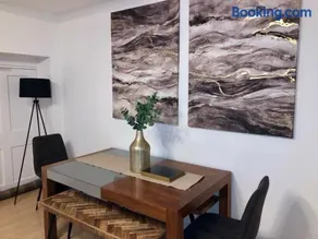 Superbly located 2 bedroom luxury apartment - Image 2