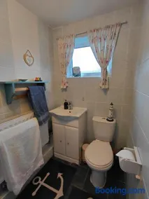 Heidi's Hideaway, Quirky wood cabin in Petersfield - Image 5