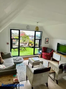 Modern, centrally located, beach view flat - Image 2