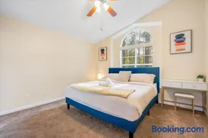 Downtown Savannah - No Stairs, King Bed & Spacious Yard - Image 3