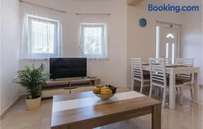One-Bedroom Apartment In Komarna - Image 2