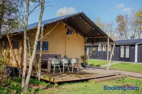 Luxe safaritent op watersportcamping - Image 1