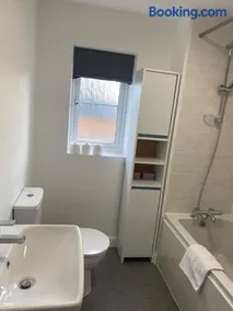 4 Bed Station Garden House - Image 2