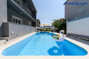 Villa Mihaela with private pool, jacuzzi and free secure parking - Image 5