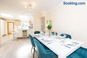 Central Windsor Stunning 4 Bedroom Spacious Modern House - Image 2