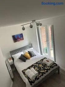 Modern 1-Bed Apartment - Image 2