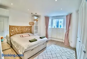 Clapham Charm Retreat with Private Garden - Image 3