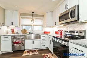 Modern 2BR near WFU Steps to LJVM Coliseum Family Friendly Fast WiFi - Image 3