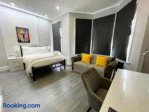 Luxury Guest House in Vibrant London Area - Image 2