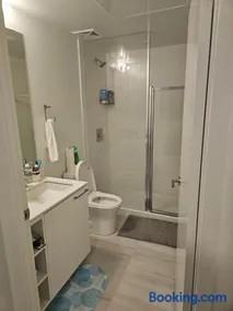 Spacious Master Ensuite bedroom w queen bed only - Image 3