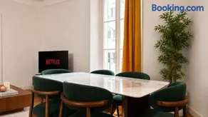 Invalides Stylish 2 Bedroom Apartment with Netflix - Image 2
