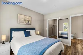Luxurious 2/2 Condo with Pool, Gym and Laundry - Image 2