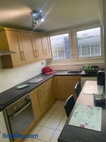 "Snooze Central" - Live above Nottinghams Largest Shopping Centre - City Centre Apartments in Victoria Centre Shopping Centre with full Kitchen in Milton Street - most Central Location next to Hilton Hotel - Parking for Cars or Vans from Five Pounds a day - Image 1
