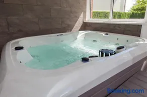Luxurious Townhouse with Hot Tub - Image 2
