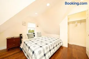 988 - 2 4BR Boston Cozy Getaway near Geneva Cliffs - Image 3
