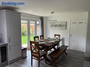 5 Bed-House Sleeps 10 Free Parking Wi-Fi Netflix - Image 4
