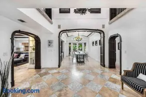 Villa sleeps 18 in Miami Shores with Movie theater / Pool / Jacuzzi - Image 3