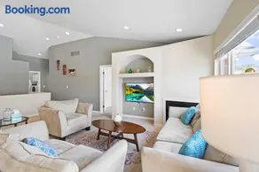 HUGE Downtown Getaway! w/Hot Tub - Image 2