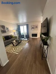 Beverly Hills Chic 2 bed 2bath with Patio and Parking 309 - Image 1