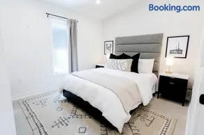 500 HOUSE - Designer 2BR Flat with Private Patio - D - Image 5