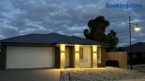 PONZ Lake Retreat - Nagambie - Image 1