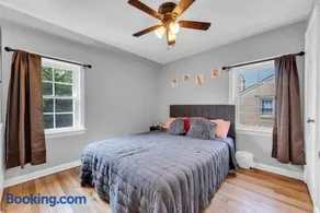 Brooklyn Townhome 9 Miles to Downtown - Image 2