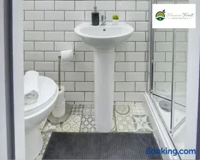 5 Bedroom - 5 Ensuite Baths, Sleeps 10, Near City Centre, with Free Wi-Fi, Garden - Family Stay - Business&Leisure 56HRC - Image 3