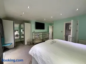 Spacious 5-Bedroom House in Ascot - Image 1