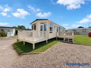 Beautiful Caravan On A Fantastic Holiday Park In Lowestoft Ref 12099B - Image 1