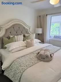 Tamborine Mountain Hideaway with Fireplace & Bath - Image 2