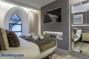 Arran Shores Luxury Shorefront Apartment 5 - Image 1